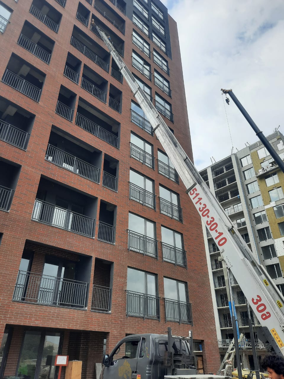 ჟირაფის ამწე სამუშაო რეალურ ობიექტზე